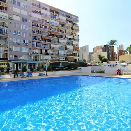 Versalles Pool Levante
