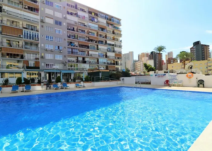 Versalles Pool Levante